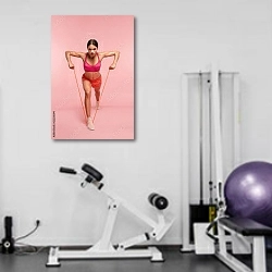 «Спортсменка с эспандером на розовом фоне» в интерьере фитнес-зала в светлых тонах