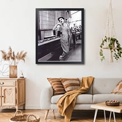 «Chaplin, Charlie (Modern Times) 2» в интерьере гостиной в стиле ретро над диваном