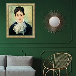 «Woman Smiling, 1875» в интерьере классической гостиной с зеленой стеной над диваном