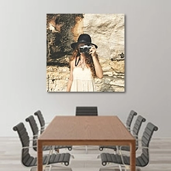 «Девочка в шляпе с фотоаппаратом» в интерьере конференц-зала над столом для переговоров