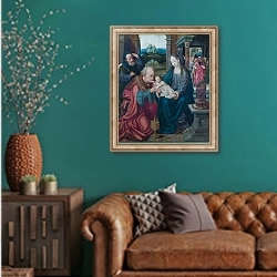 «Поклонение королей» в интерьере гостиной с зеленой стеной над диваном