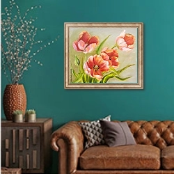 «Винтажные красные тюльпаны» в интерьере гостиной с зеленой стеной над диваном