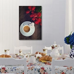 «Чашка кофе и свежие красные тюльпаны» в интерьере кухни в стиле прованс над столом с завтраком