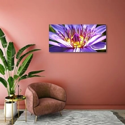 «Лиловый экзотический цветок» в интерьере современной гостиной в розовых тонах