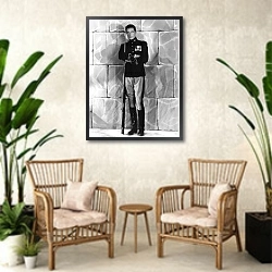«Cooper, Gary (Beau Sabreur)» в интерьере комнаты в стиле ретро с плетеными креслами