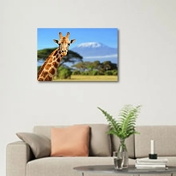 «Жираф на фоне Килиманджаро» в интерьере современной светлой гостиной над диваном