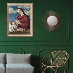 «Дева Мария с младенцем 21» в интерьере классической гостиной с зеленой стеной над диваном