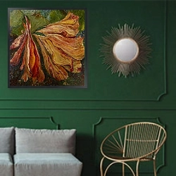 «Hibiscus Wilt» в интерьере классической гостиной с зеленой стеной над диваном
