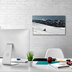 «Человек на снегоходе едет по заснеженным просторам» в интерьере светлого офиса с кирпичными стенами