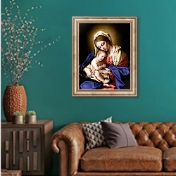 «Мадонна с младенцем 4» в интерьере гостиной с зеленой стеной над диваном