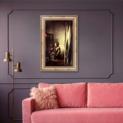 «Девушка у открытого окна, читающая письмо» в интерьере гостиной с розовым диваном
