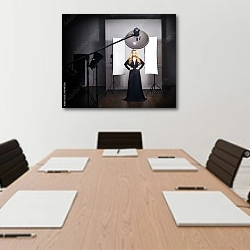 «Красивая модель позирует в черном платье в фотостудии» в интерьере офиса над переговорным столом