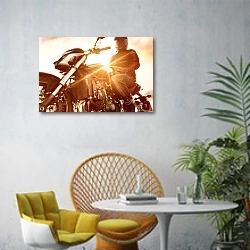 «Байкер на мотоцикле» в интерьере современной гостиной с желтым креслом