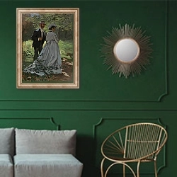 «На прогулке» в интерьере классической гостиной с зеленой стеной над диваном