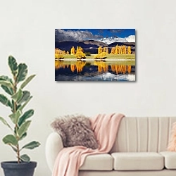 « Озеро Бенмор, Новая Зеландия» в интерьере современной светлой гостиной над диваном