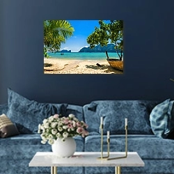 « Экзотический пляж с пальмами и катеом на лазурной воде, острова Пхи-Пхи, Таиланд» в интерьере современной гостиной в синем цвете