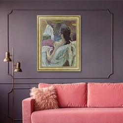 «Отдыхающая модель» в интерьере гостиной с розовым диваном