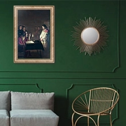 «Христос перед верховным жрецом» в интерьере классической гостиной с зеленой стеной над диваном