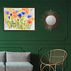 «Синие васильки на цветочном лугу» в интерьере классической гостиной с зеленой стеной над диваном