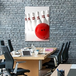 «Боулинг. Кегли и красный шар» в интерьере современного офиса с черной кирпичной стеной