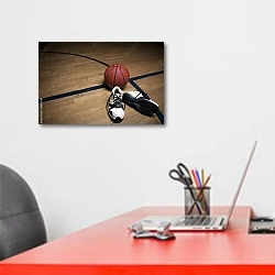 «Баскетбольная площадка с мячом и кроссовками» в интерьере офиса над рабочим местом сотрудника