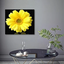 «Желтый цветок на черном фоне» в интерьере современной гостиной в серых тонах