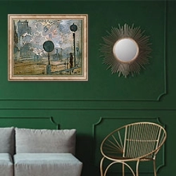 «Вид на станцию Сент-Лазара» в интерьере классической гостиной с зеленой стеной над диваном