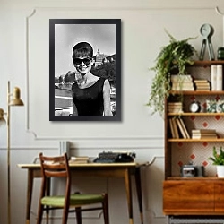 «Хепберн Одри 141» в интерьере кабинета в стиле ретро над столом