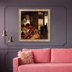 «Спящая молодая женщина» в интерьере гостиной с розовым диваном