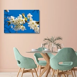 «Ветка белых цветов на фоне синего неба» в интерьере современной столовой в пастельных тонах