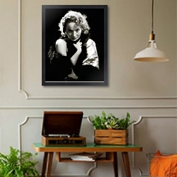 «Dietrich, Marlene (Dishonored)» в интерьере комнаты в стиле ретро с проигрывателем виниловых пластинок