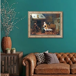 «Мужчина и женщина у огня» в интерьере гостиной с зеленой стеной над диваном
