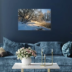 «Река Истра, Россия. Зимнее солнце» в интерьере современной гостиной в синем цвете