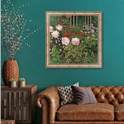 «Flowers and Garden Fence;  Bluhende Blumen am Gartenzaun» в интерьере гостиной с зеленой стеной над диваном