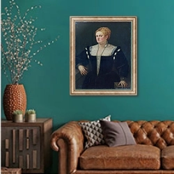 «Портрет женщины 14» в интерьере гостиной с зеленой стеной над диваном