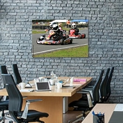«Соревнования по картингу на прямой» в интерьере современного офиса с черной кирпичной стеной