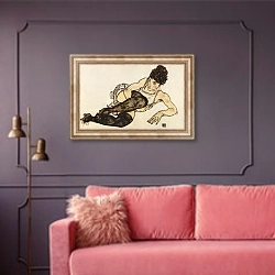 «Женщина в зеленых чулках» в интерьере гостиной с розовым диваном