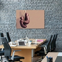 «Боксерские перчатки» в интерьере современного офиса с черной кирпичной стеной