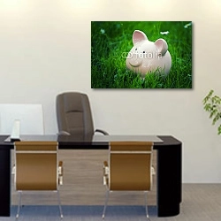 «Розовая свинья-копилка в зелёной траве» в интерьере офиса над столом начальника