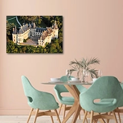 «Франция. Замок Шомон-сюр-Луар» в интерьере современной столовой в пастельных тонах