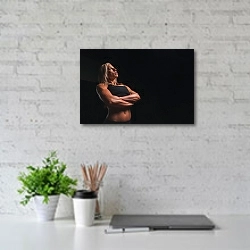 «Женщина с мускулистыми руками» в интерьере современного офиса с белой кирпичной стенкой