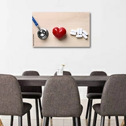«Красное сердце с стетоскопом и таблетками на столе» в интерьере переговорной комнаты в офисе