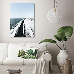 «Ледяная волна, набегающая на черный берег» в интерьере светлой гостиной в скандинавском стиле над диваном