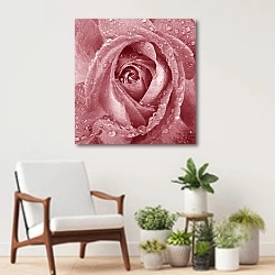 «Розовая роза с каплями» в интерьере современной комнаты над креслом