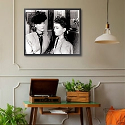 «Crawford, Joan (Mildred Pierce)» в интерьере комнаты в стиле ретро с проигрывателем виниловых пластинок