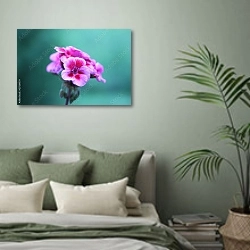 «Розовая гвоздика на изумрудном фоне» в интерьере современной спальни в зеленых тонах