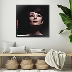 «Хепберн Одри 194» в интерьере комнаты в стиле ретро с плетеными корзинами
