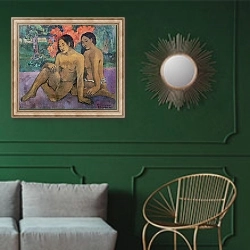 «And the Gold of their Bodies, 1901 2» в интерьере классической гостиной с зеленой стеной над диваном
