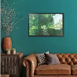 «Monet's Garden» в интерьере гостиной с зеленой стеной над диваном