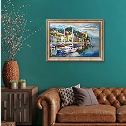 «Закат на берегу океана» в интерьере гостиной с зеленой стеной над диваном